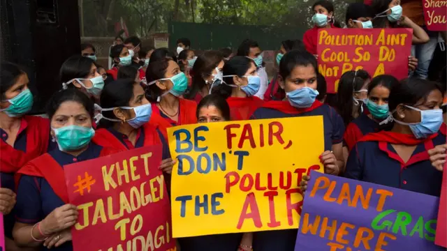 Hava kirliliğine karşı eylem yapan Delhililer