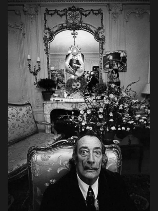 "Salvador Dali gerçeküstü bir hava yaratıyordu. Poz vermek için değildi yaptığı; günlük yaşamında da gerçeküstü öğelerin peşindeydi."