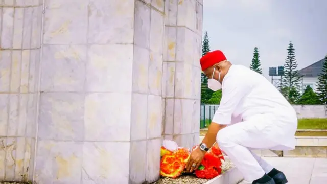 Ebe Gọvanọ Hope Uzodinma na-akwanyere ndị agha Naijiria ugwu pụrụiche