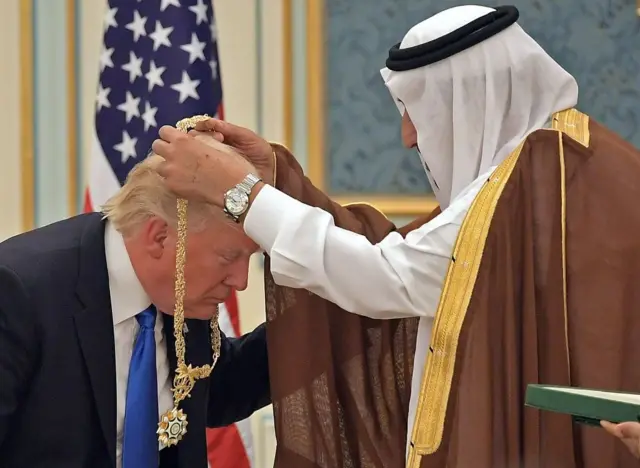 Suudi Arabistan Kralı Selman bin Abdülaziz (sağda) ve Trump