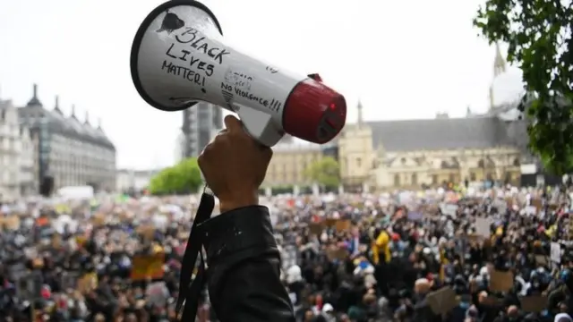 روی بلندگو نوشته 'جان سیاهان مهم است'، میدان پارلمان در لندن
