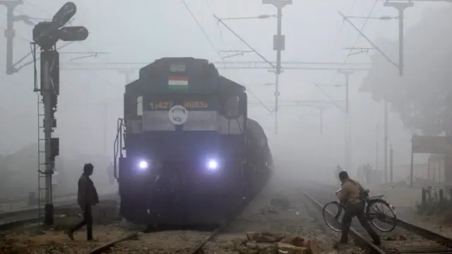 ट्रेन ट्रैक पार करते लोग