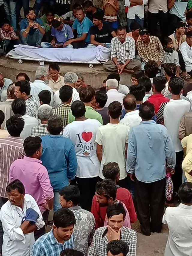 धरना करते परिजन