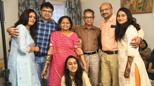 પરિવાર સાથે ડૉ. નરેશ શાહ