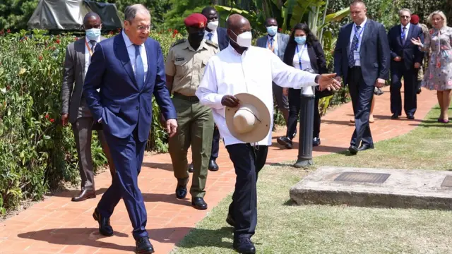 Le ministre russe des Affaires étrangères, Sergei Lavrov (devant, à gauche), et le président ougandais, Yoweri Museveni (devant, à droite), arrivent pour une conférence de presse conjointe après leurs entretiens à Entebbe, en Ouganda, le 26 juillet 2022. Le ministre russe des Affaires étrangères effectue une visite de travail en Ouganda