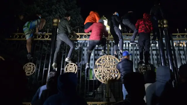 Кыргызстан 4-октябрдагы парламенттик шайлоодон кийин саясий кризиске кептелди