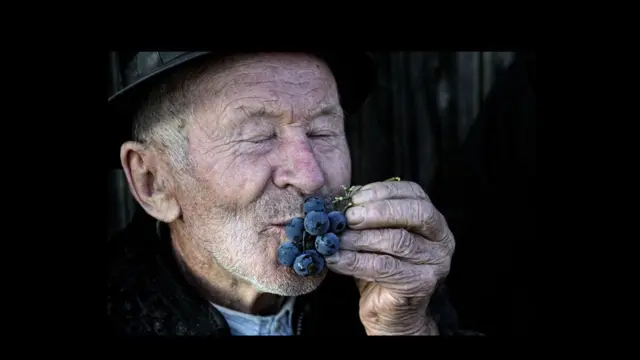 Hombre con uvas.