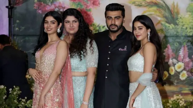Arjun Kapoor da kannensa, Anshula da Jhanvi d akuma Khushi Kapoor a wajen bikin 'yar uwarsu Sonam Kapoor