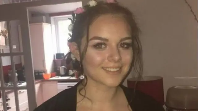 15 හැවිරිදි ඔලිවියා කැම්බල් ආගිය අතක් නැත.