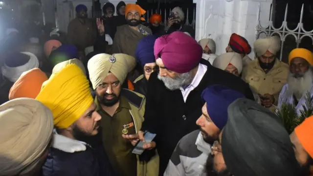 સુવર્ણમંદિરની બહાર શીખ લોકો સાથે પોલીસ અધિકારીઓ