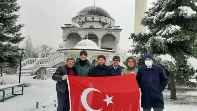 Devrim Çiner, geçtiğimiz aylarda Mariupol'deki Kanuni Sultan Sultan Süleyman Camii önünde.