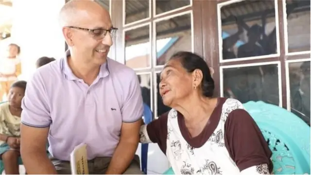 আবদুলের মায়ের সঙ্গে মার্ক ব্যারো।