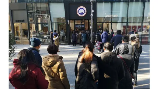 加拿大鹅北京门店开张首日，顾客在门外排起了长龙。
