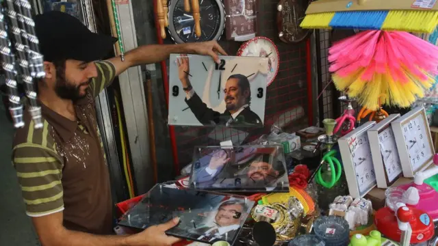 Güney şehri Sidon'da üzerinde liderlerin resimlerinin olduğu duvar saatleri satılıyor.