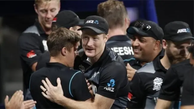 अपनी टीम के साथ जीत सेलिब्रेट करते नीशम