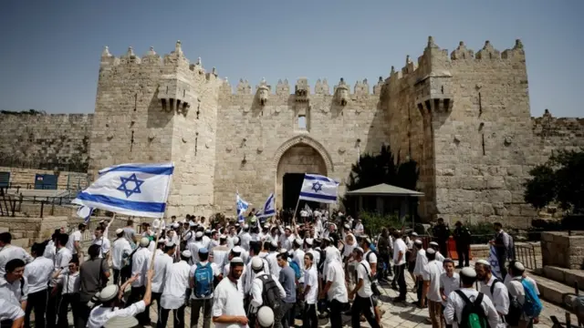 قرب باب العمود القدس القديمة المستوطنون يلوحون بأعلام إسرائيل