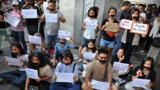 สองวันหลังเหตุการณ์ยึดอำนาจ 22 พ.ค. 2557 มีประชาชนออกมาประท้วงใจกลางกรุงเทพฯ ซึ่งนักวิชาการชี้เป็นเครื่องสะท้อนให้เห็นถึงความไม่ชอบธรรมของ คสช. และไม่ใช่สิ่งที่เกิดขึ้นได้บ่อยๆ