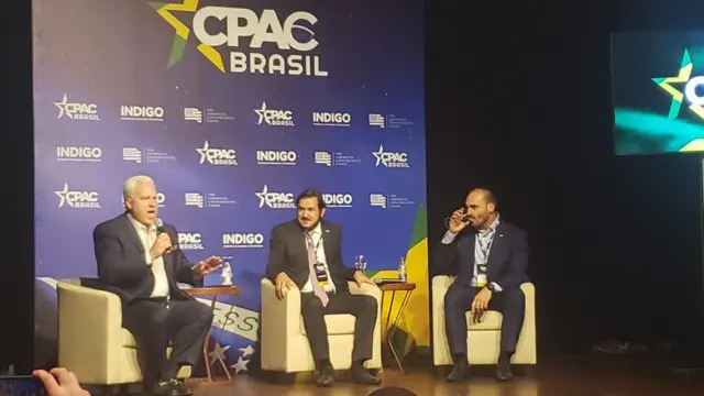 Matt Schlapp, Antôniogoliath bet 365Rueda e Eduardo Bolsonaro sentadosgoliath bet 365mesa do evento