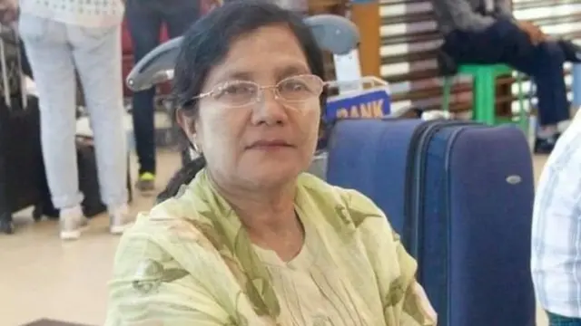 အသက် ၆၄ နှစ်အရွယ် ဒေါ်မိငယ်ကို စစ်ကောင်စီတပ်ဖွဲ့ဝင်တွေက ရိုက်နှက် ဖမ်းဆီးတာခံရပြီး အောက်တိုဘာလ ၁၈ ရက်နေ့မှာ ပြန်လွတ်လာခဲ့