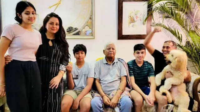 लालू यादव और अपने परिवार के साथ रोहिणी आचार्य