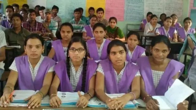 తరగతి గదిలో విద్యార్థినీ, విద్యార్థులు.