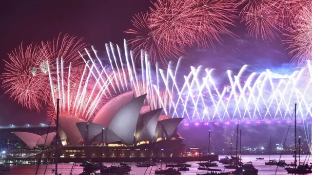 Sydney’de 2019'a girilirken 8,5 ton havai fişek kullanılmış, gösterileri 1,6 milyondan fazla kişi yerinde izlemişti. Son kutlamayla ilgili verilerse henüz açıklanmadı.