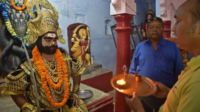 এলাহাবাদের একটি মন্দিরে রাবণরূপী অভিনেতার পূজা