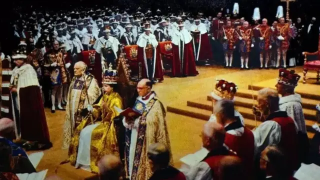 II Elizabeth-in tacqoyma mərasimi