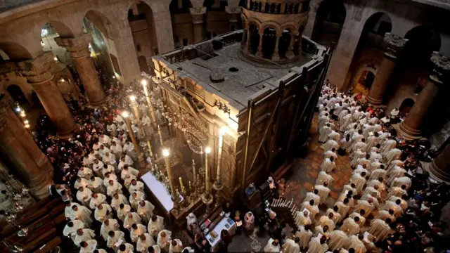 Священнослужители Римско-католической церкви обходят эдикулу с гробницей Христа