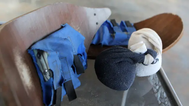 Raquetas de entrenamiento artesanales con madera, tela, velcro y medias rellenas de arena