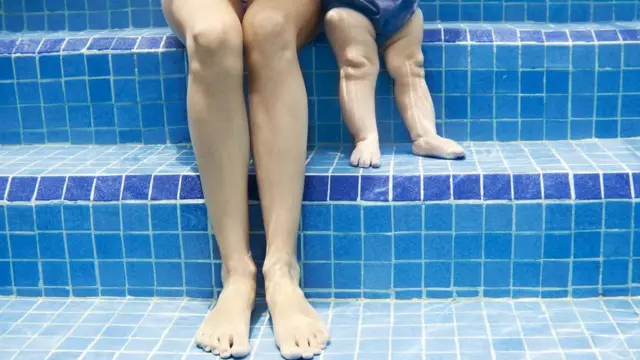 Mulher e criança na piscina