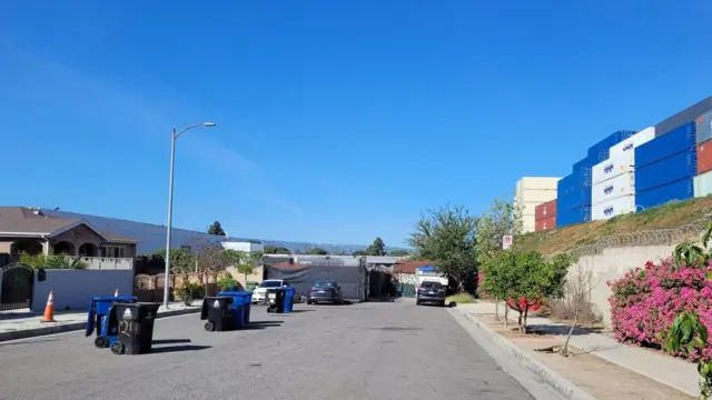 Contenedores apilados frente a las casas.