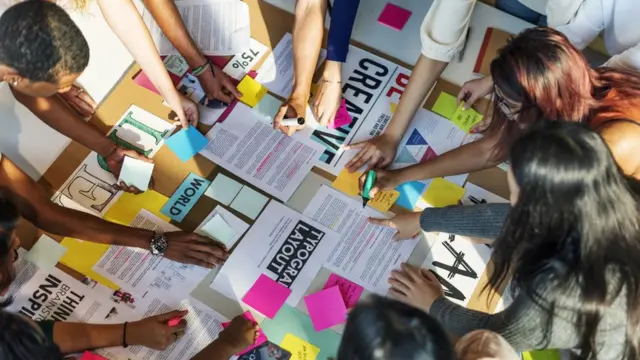 ભણતર કરતાં વિદ્યાર્થીઓ.