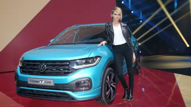 فولکس‌واگن برای رونمایی از تی-کراس از کارا دلوین، هنرپیشه و مدل انگلیسی دعوت کرد