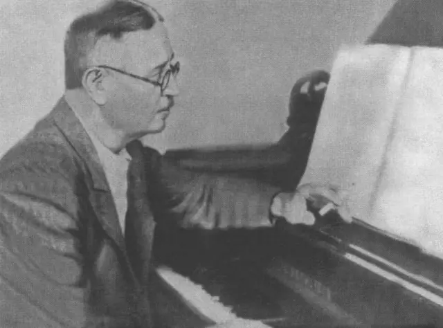 Üzeyir Hacıbəyov özünün məşhur "Koroğlu" operasını yazıb səhnəyə qoya bilmişdi