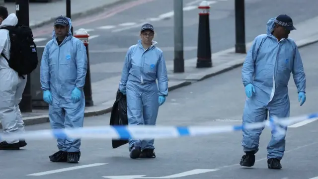 Forenses investigan la escena del crimen en el Puente de Londres.