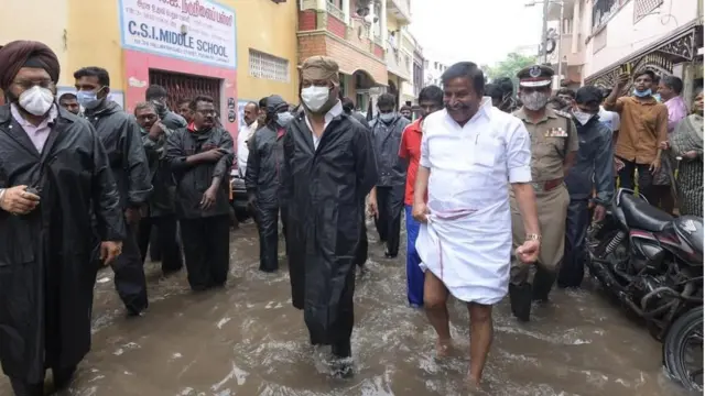 வெள்ளம் தேங்கிய தெருவை பார்வையிடும் அமைச்சர் கே.என்.நேரு.