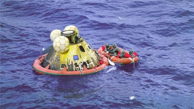 三名宇航員漂浮在太平洋上的太空艙裏等待被接走