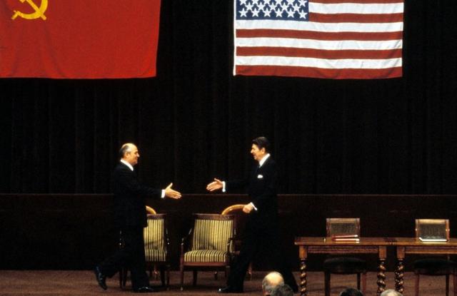 Gorbachev ve Reagan'ın el sıkışmak için birbirlerine doğru yürümeleri.