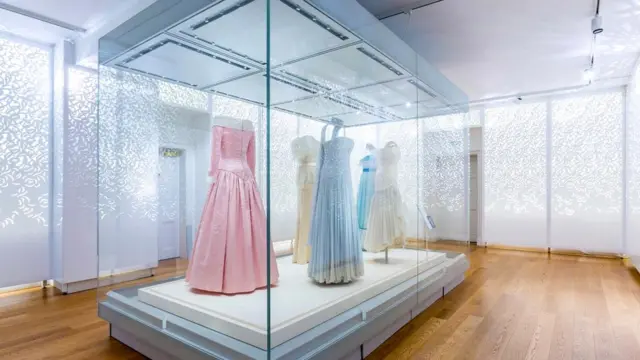 Экспонаты выставки "Диана: история ее модных привычек"