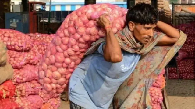 পেয়াজ বহন করছে শ্রমিক