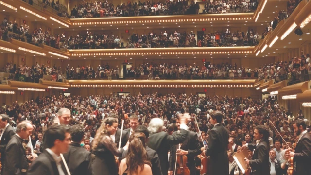 Maestro regendo no Lincoln Center, em Nova York