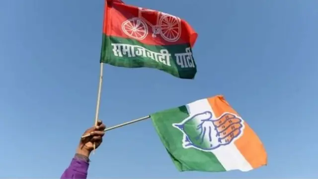 कांग्रेस और सपा के झंडे