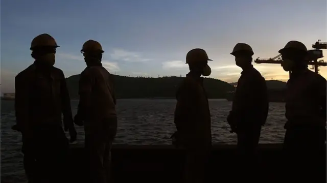 షిప్యార్డ్లో సిబ్బంది