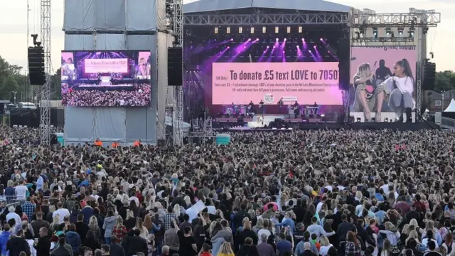 تقاطر جمهور غنائي كبير على الحفل الغنائي الخيري الذي نظمته أريانا غراندي لصالح أقارب هجوم مانشتسر.