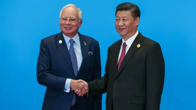 纳吉布（左）与习近平（右）握手（15/5/2017）