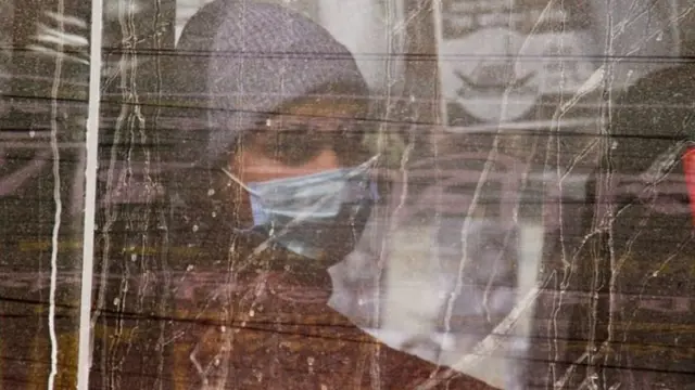 যুক্তরাজ্য থেকে আসা যাত্রীদের করোনাভাইরাসের পরীক্ষা না হওয়া পর্যন্ত বাধ্যতামূলক কোয়ারেন্টিনে রাখা হচ্ছে (ফাইল ফটো)