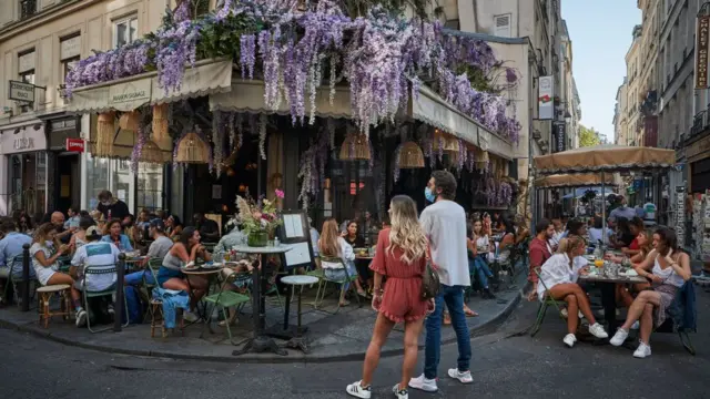 Một nhà hàng ở Paris đông nghịt khách ăn ngoài trời hồi tháng 9/2020