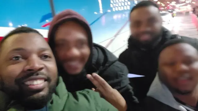 Merlin Dsadheu Tchinde et ses compatriotes devant le bus