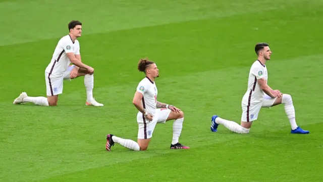 చెక్ రిపబ్లిక్పై మ్యాచ్కు ముందుగా మోకాళ్లపై నిలబడి సంఘీభావం తెలుపుతున్న ఇంగ్లండ్ ఫుట్ బాల్ జట్టు